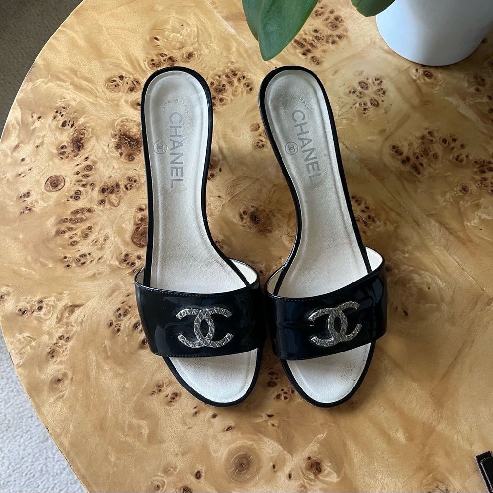 CHANEL LOGO SANDALS